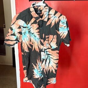 Volcom Men's Leaf Print Shirt Sz S- Black, Orange, and Blue Nwot.
